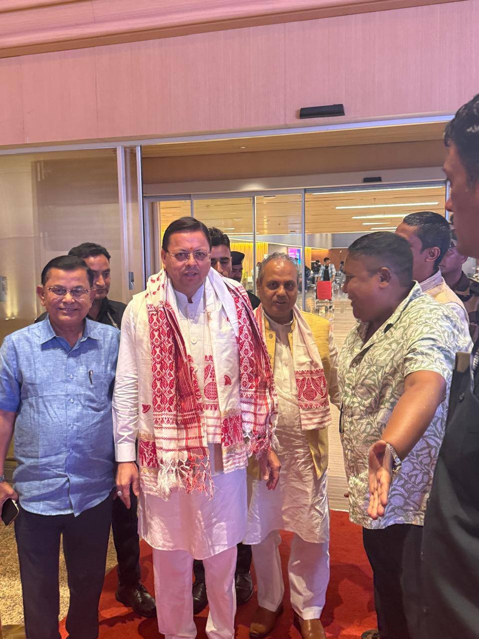 मुख्यमंत्री पुष्कर सिंह धामी के गुवाहाटी पहुंचने पर लोगों ने उनका आत्मीय स्वागत व अभिनंदन किया