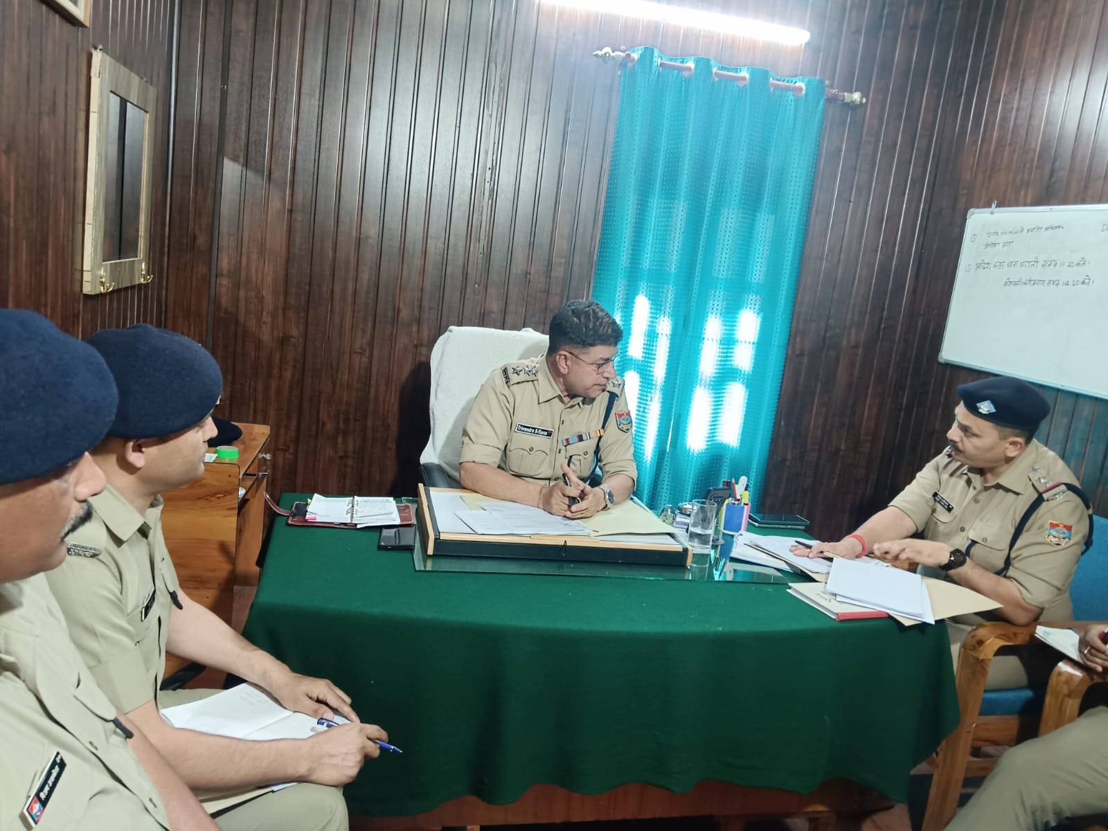 लंबित विवेचनाओं एवं अभियानों की समीक्षा को लेकर पुलिस उपाधीक्षक कर्णप्रयाग ने लिया विवेचकों का विस्तृत आदेश कक्ष