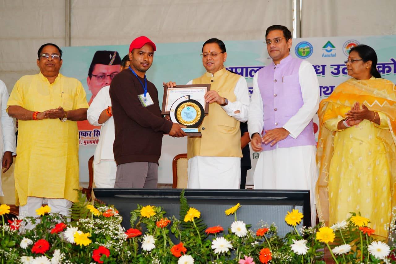 मुख्यमंत्री पुष्कर सिंह धामी ने आज निरंजनपुर देहरादून में राज्य भर से आये पशुपालकों, दुग्ध उत्पादकों एवं मत्स्य पालकों के साथ संवाद किया