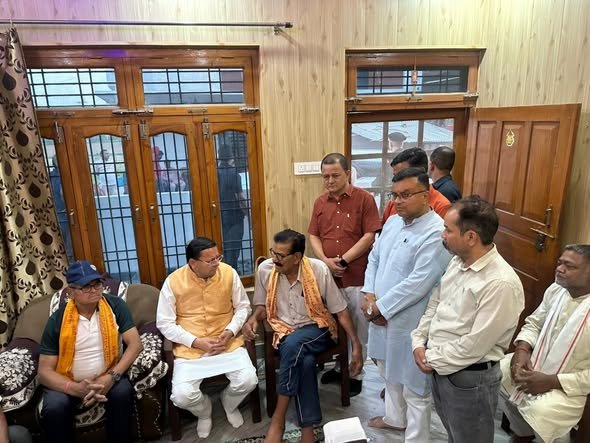 मुख्यमंत्री  पुष्कर सिंह धामी ने अपने खटीमा भ्रमण के दौरान पंजाबी कॉलोनी में स्व. विवेक रघुवंशी, टनकपुर रोड में स्व.भूपेंद्र सिंह चुफाल एवं राजेंद्र नगर निवासी स्व.प्रकाश रावत के आवास पर पहुँच कर उनके निधन पर शोक संवेदना व्यक्त की और उनके परिवारजनों को ढांढस बँधाते हुए ईश्वर से दिवंगत आत्मा की शान्ति और अपने श्रीचरणों में स्थान देने की प्रार्थना की