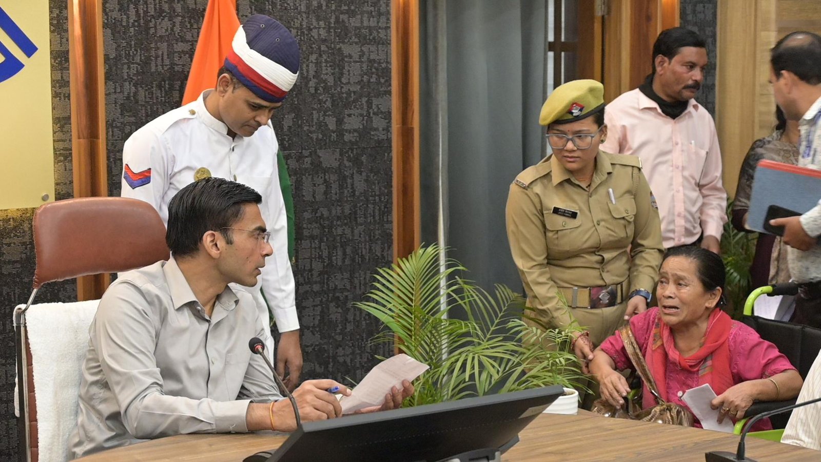 बेटे-बहू ने बुजुर्ग पिता को घर से निकाल, डीएम दिखाई संवेदनशीलता, भरण-पोषण अधिनियम में वाद दर्ज