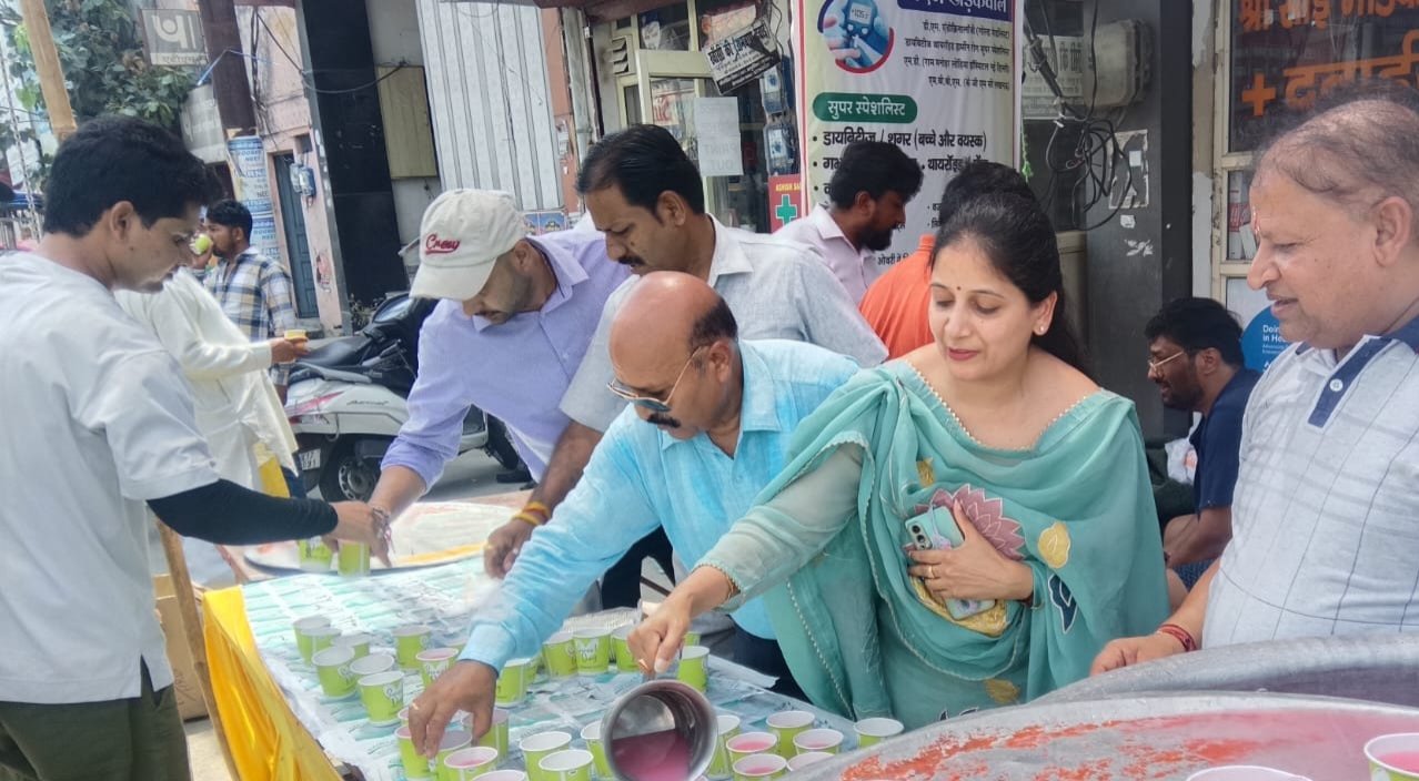 सोमवती अमावस पर सामाजिक संस्था समर्पण द्वारा लगाए गये शिविर में हजारों लोगों को बांटा शरबत,वरिष्ठ समाजसेविका पूजा गुप्ता व डॉ०संजीव अग्रवाल रहे मौजूद