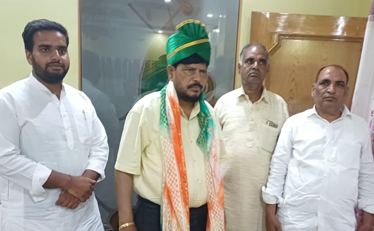 केंद्रीय राज्यमंत्री रामदास अठावले का  हुआ रुडकी आगमन,वरिष्ठ किसान नेता चौधरी सुभाष नंबरदार ने पगड़ी पहनाकर किया स्वागत