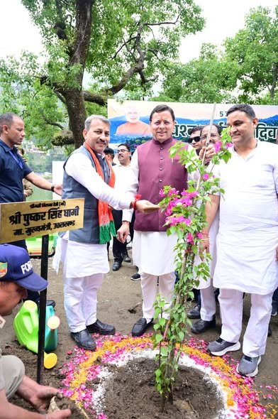 मुख्यमंत्री पुष्कर सिंह धामी ने विश्व पर्यावरण दिवस के अवसर पर जनपद नैनीताल के भीमताल में झील सौंदर्यीकरण अभियान कार्यक्रम में प्रतिभाग कर भीमताल झील परिक्षेत्र में पौधरोपण किया