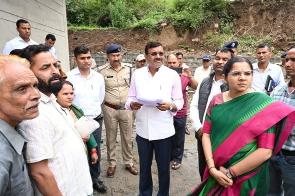 मुख्य सचिव द्वारा जनपद टिहरी गढ़वाल के विकासखंड चम्बा अंतर्गत विभिन्न आजीविका एवं स्वरोजगार संवर्धन से जुड़ी गतिविधियों का स्थलीय निरीक्षण किया गया
