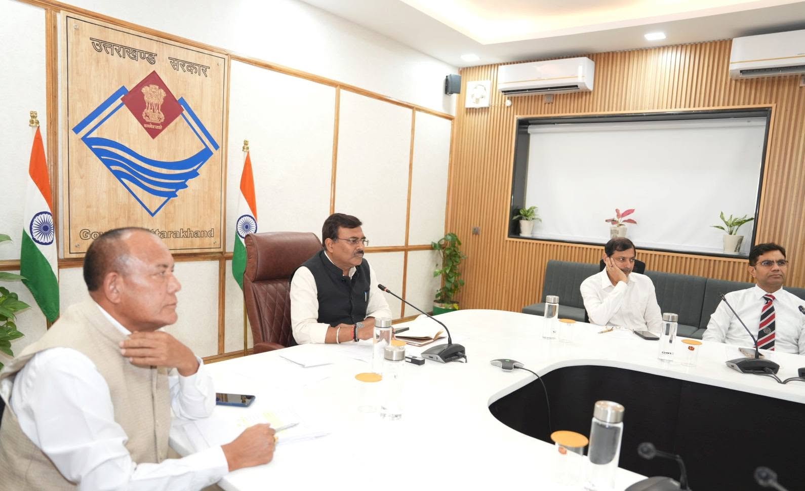 मुख्य सचिव ने जिलाधिकारियों के साथ वीडियो कॉन्फ्रेंसिंग के माध्यम से बैठक की