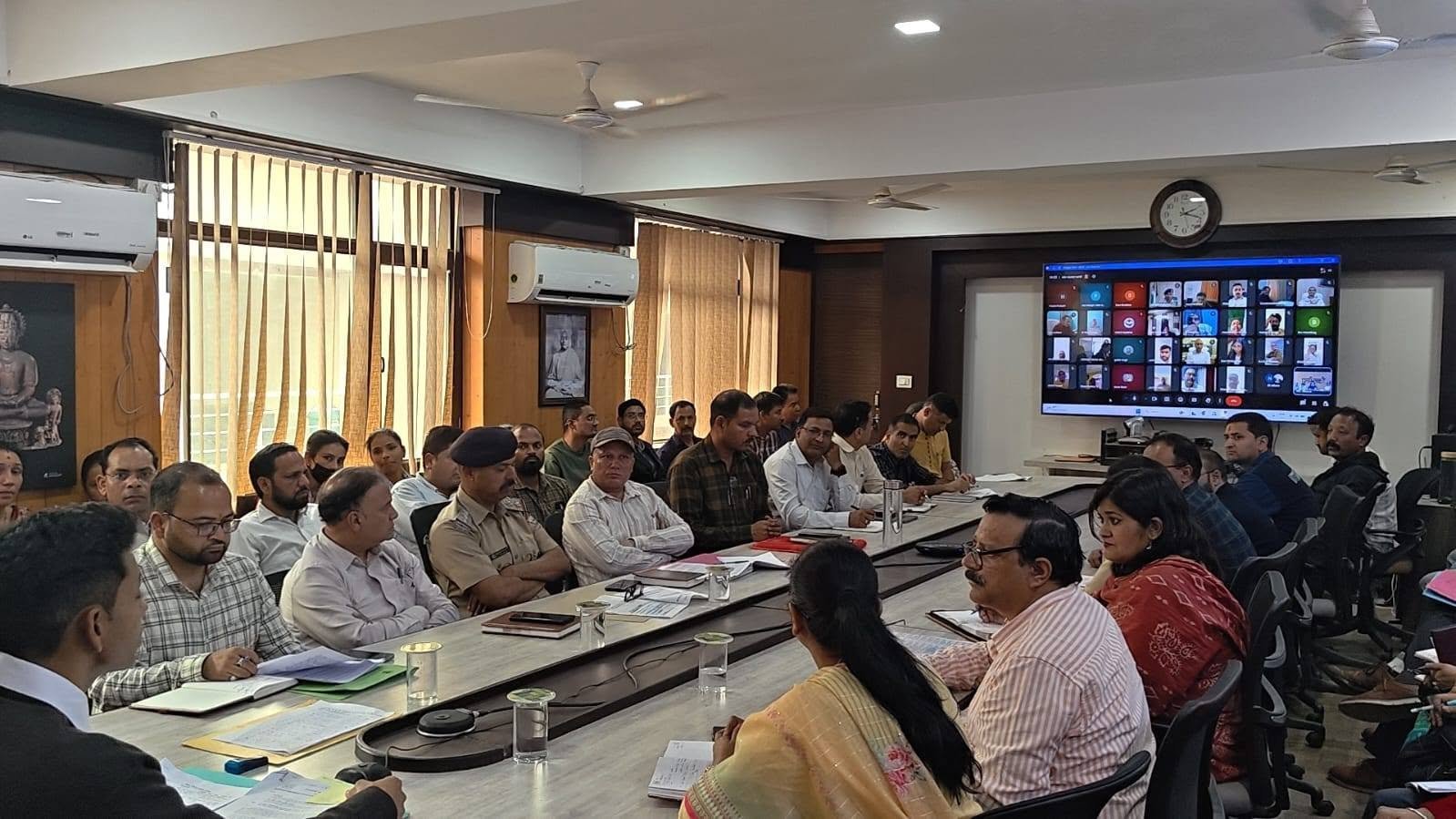 जिलाधिकारी अंशुल सिंह की अध्यक्षता में आज नवीन कलक्ट्रेट सभागार में उत्तराखण्ड अधीनस्थ सेवा चयन आयोग द्वारा दिनांक 14 जून 2026 को आयोजित होने वाली विभिन्न विभागों के स्नातक स्तरीय पदों की लिखित प्रतियोगी परीक्षा के सफल, निष्पक्ष एवं शांतिपूर्ण संचालन हेतु बैठक आयोजित की गई