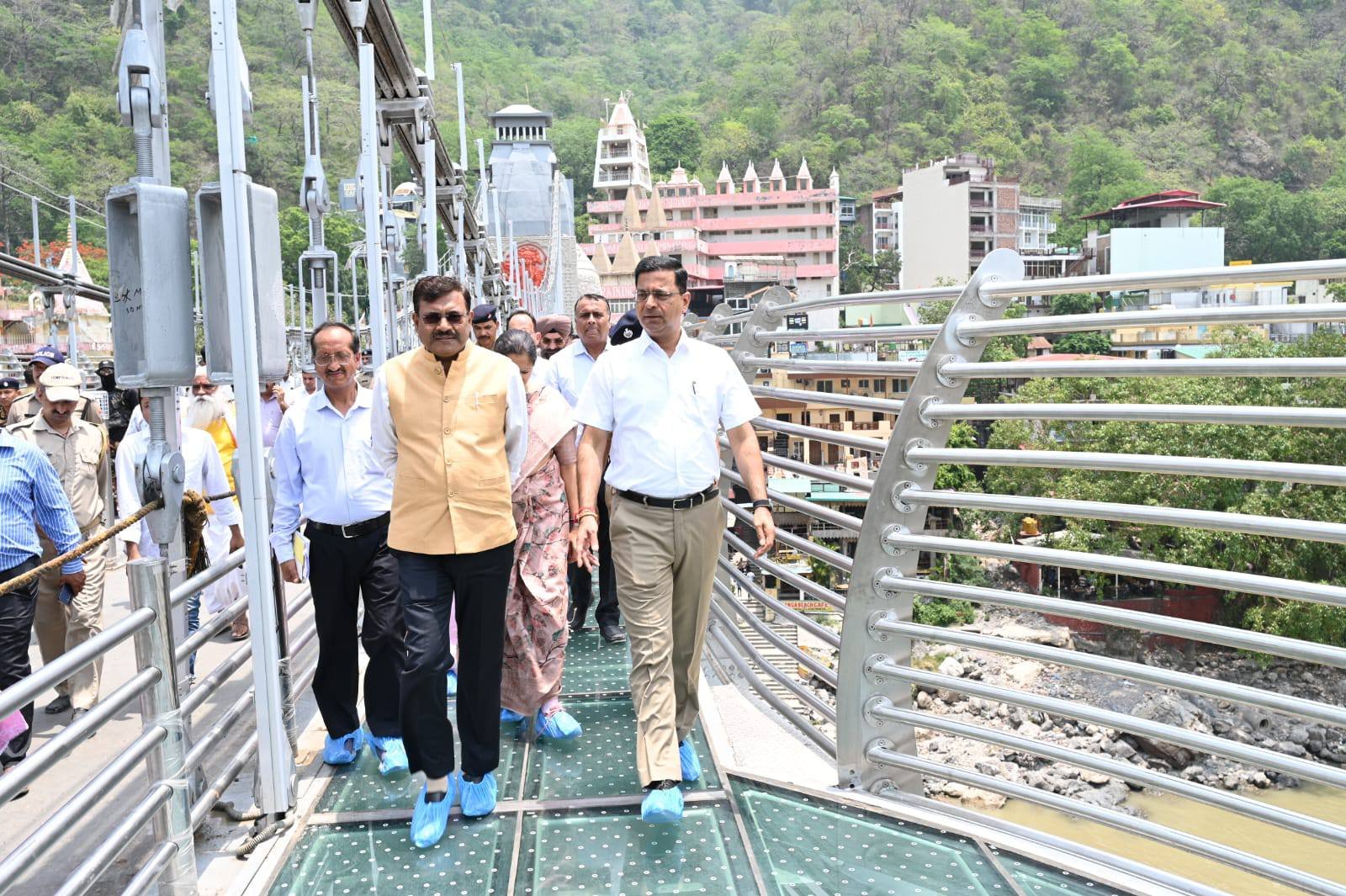 मुख्य सचिव आनंद बर्द्धन ने आज जनपद टिहरी गढ़वाल क्षेत्रांतर्गत तपोवन स्थित बजरंग सेतु का स्थलीय निरीक्षण किया