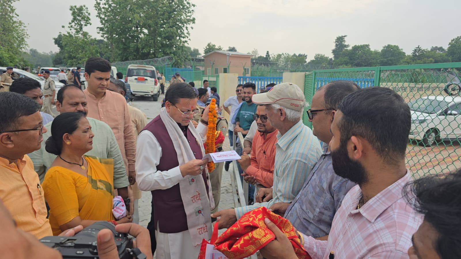 मुख्यमंत्री पुष्कर सिंह धामी ने खटीमा के लोहियाहेड हेलीपैड व कैंप कार्यालय में जनता व जनप्रतिनिधियों से मुलाकात कर जनसमस्याएं सुनी तथा समस्याओं का समाधान करने के निर्देश अधिकारियों को दिए
