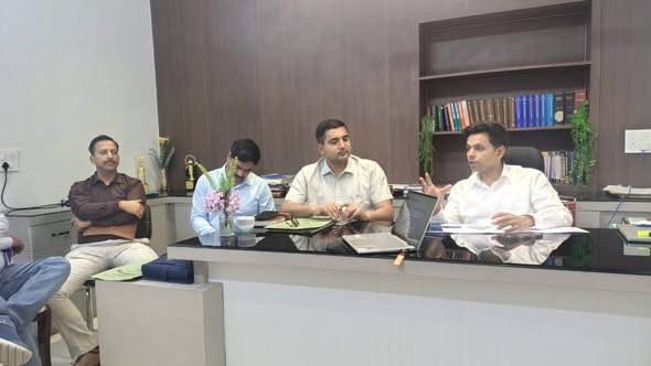 जिलाधिकारी अंशुल सिंह की अध्यक्षता में जिलाधिकारी कैमो कार्यालय में क्लस्टर लेवल मॉनिटरिंग समिति (सीएलएमसी) की बैठक आयोजित की गई