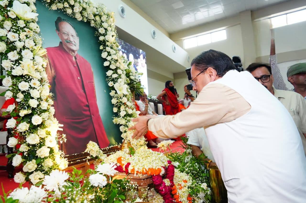 मुख्यमंत्री पुष्कर सिंह धामी ने पूर्व मुख्यमंत्री मेजर जनरल (सेवानिवृत्त) भुवन चंद्र खण्डूड़ी के चित्र पर पुष्प अर्पित कर उन्हें श्रद्धासुमन अर्पित किए