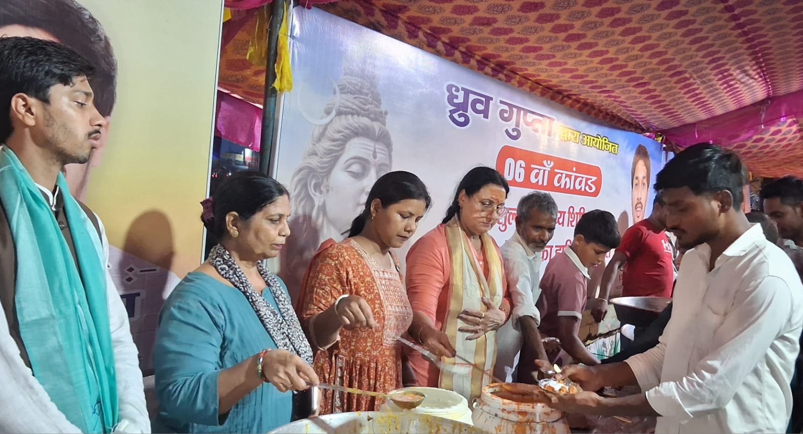 शिवभक्त कावड़ियों की श्रद्धाभाव से की सेवा,ध्रुव गुप्ता द्वारा लगाए गए शिविर में पहुंच वरिष्ठ भाजपा नेत्री रश्मि चौधरी ने किया प्रसाद वितरित