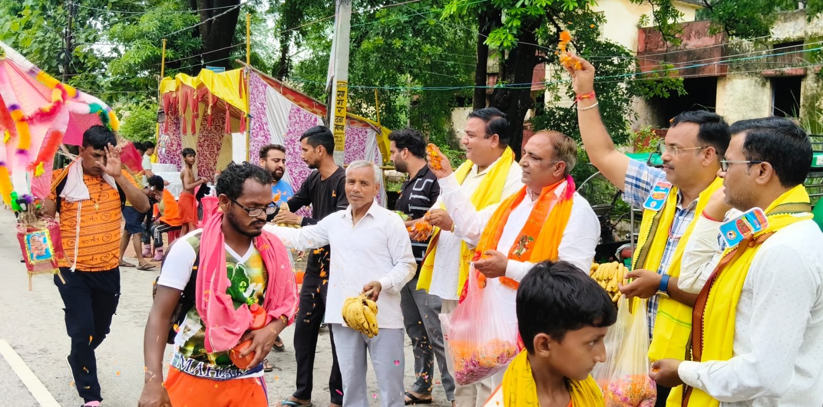 शिवभक्तों की सेवा करना ही सच्ची ईश्वरीय की सेवा,चौधरी सुभाष नंबरदार पुष्प वर्षा कर किया फल और जल का वितरण,रुड़की के दोनों प्रेस क्लब अध्यक्ष भी रहे मौजूद