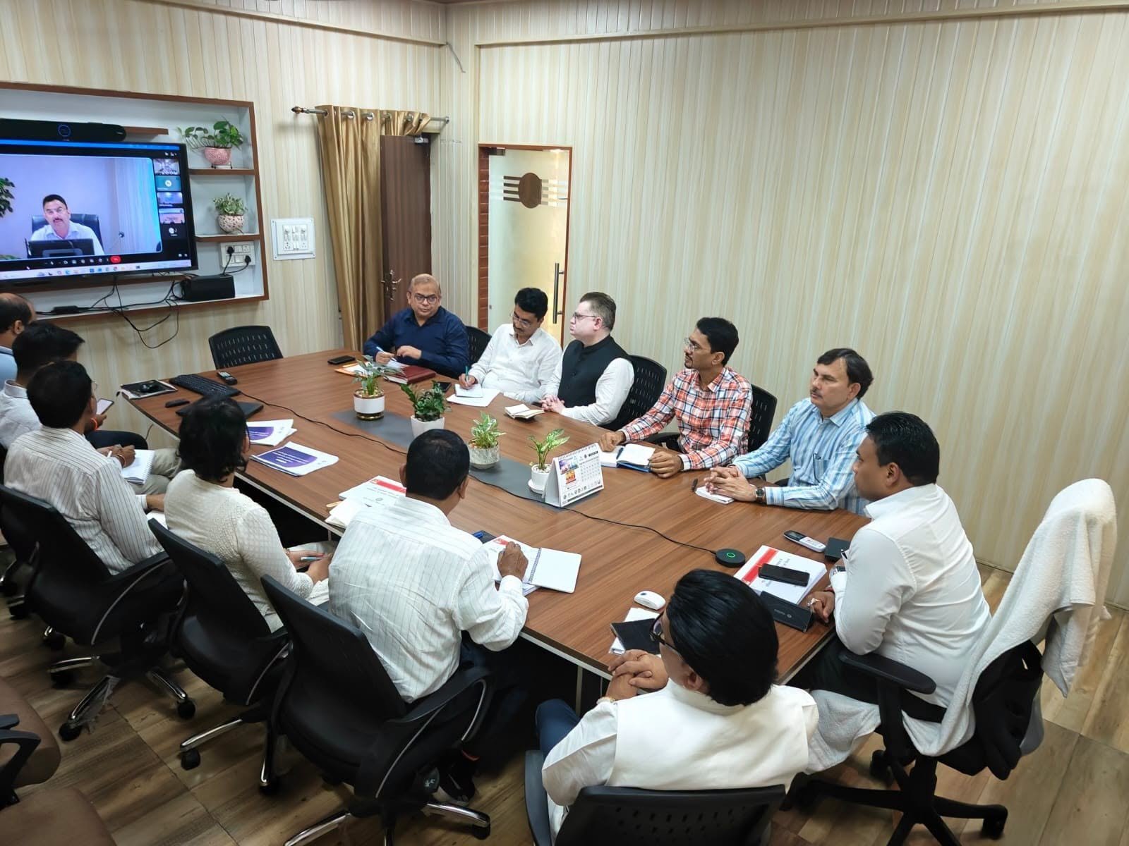 विभिन्न योजनाओं और प्राधिकरण के विभिन्न विकास कार्यों की समीक्षा बैठक आयोजित की