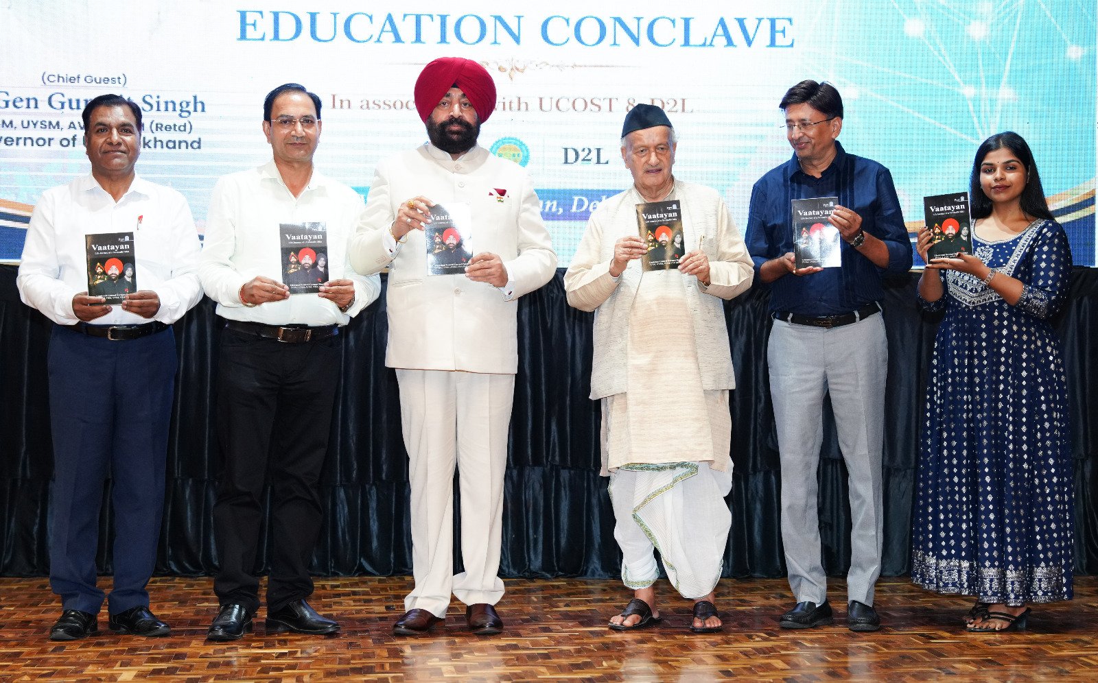 राजभवन में डॉ. रवीन्द्र कुमार सैनी एवं सुपुत्री डॉ. आयुषी सैनी सम्मानित