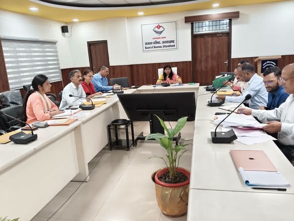 राजस्व परिषद देहरादून उत्तराखण्ड के सभागार में आज आयुक्त एवं सचिव, राजस्व परिषद श्रीमती रंजना राजगुरु की अध्यक्षता में राजस्व पुलिस एवं भूलेख सर्वेक्षण संस्थान, अल्मोड़ा के सुदृढ़ीकरण एवं आधुनिकीकरण के संबंध में बैठक आयोजित की गई