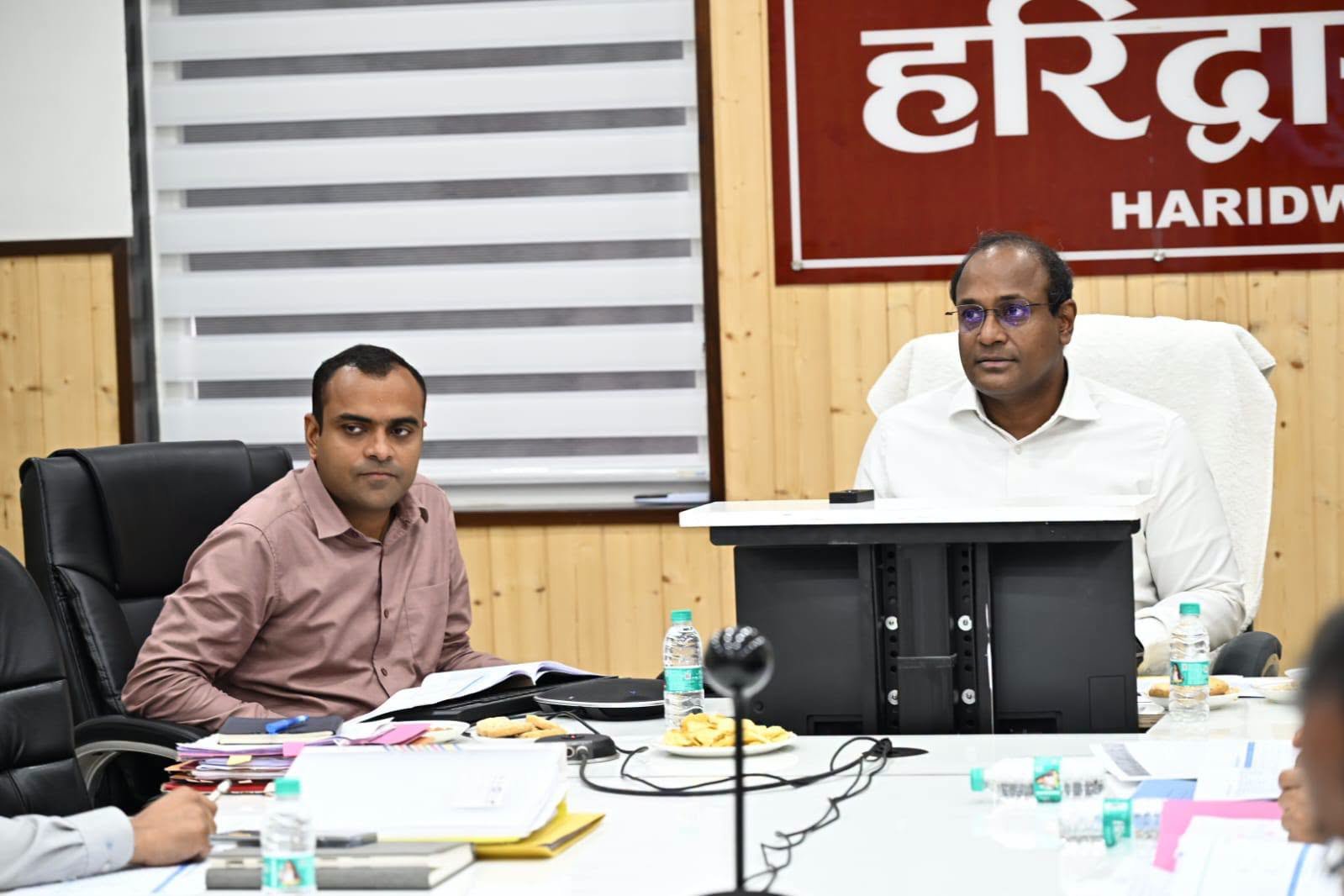 मुख्य निर्वाचन अधिकारी, उत्तराखण्ड डॉ.बी.वी.आर.सी. पुरुषोतम ने आज हरिद्वार जनपद में संचालित विशेष गहन पुनरीक्षण (SIR-2026) की संबंधित अधिकारियों के साथ समीक्षा बैठक की।