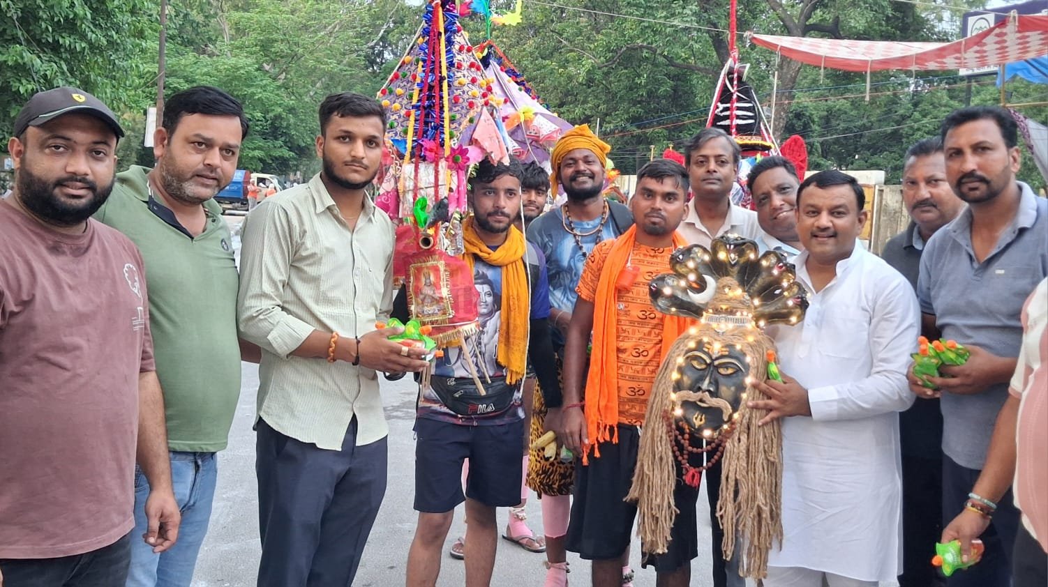 पूर्व मेयर गौरव गोयल ने बोट क्लब चौक पर कांवड़ियों का स्वागत कर बांटा शीतल पेय