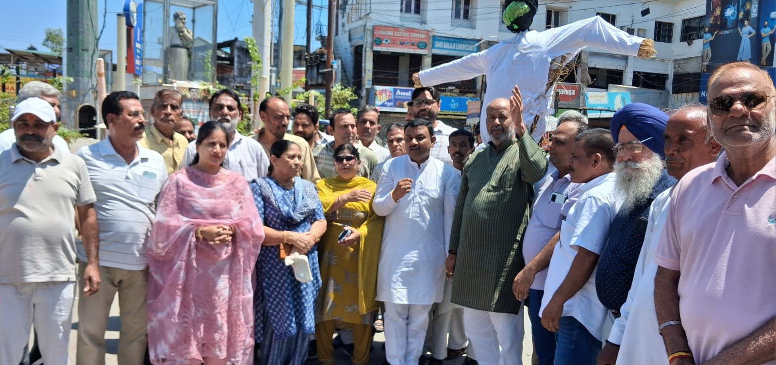 भाजपा सरकार प्रशासनिक मशीनरी का दुरुपयोग बन्द करे,गुस्साए कांग्रेसियों ने महानगर जिलाध्यक्ष चौधरी राजेंद्र सिंह एडवोकेट के नेतृत्व में फूंका पुतला