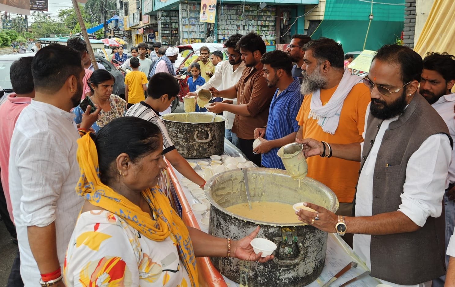 महाशिवरात्रि पर्व पर भाजपा नेता एवं फोनिक्स के चेयरमैन इंजीनियर चैरब जैन ने भक्तों को प्रसाद वितरण कर की सुख-समृद्धि की कामना