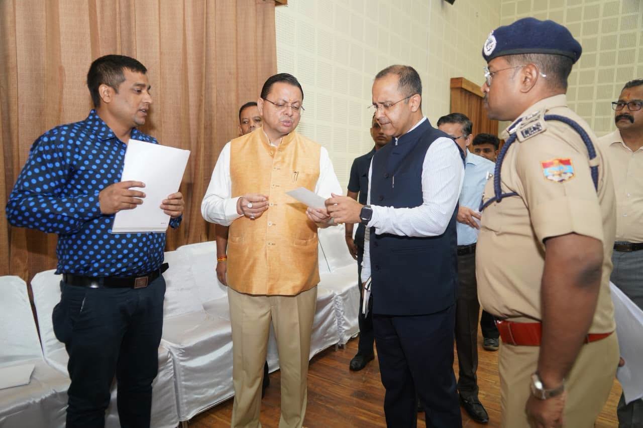 मुख्यमंत्री  पुष्कर सिंह धामी ने आज शासकीय आवास स्थित मुख्य सेवक सदन में प्रदेश के विभिन्न क्षेत्रों से आए लोगों से मुलाकात कर उनकी समस्याएं सुनीं