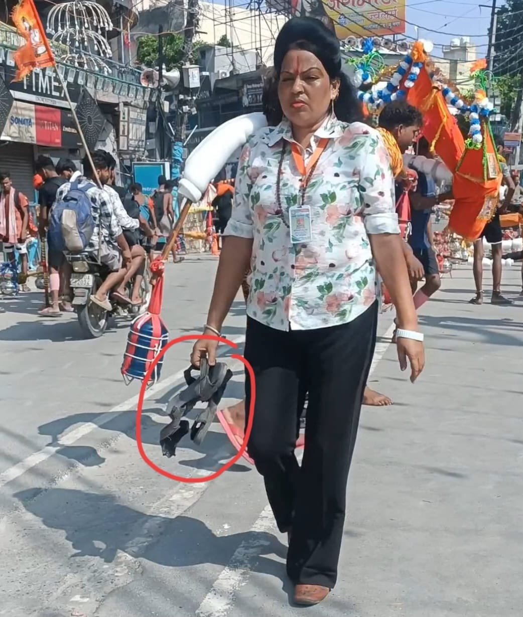 एक शिवभक्त ऐसी भी चप्पलें उठाने वाले हाथों में दिखा इंसानियत का सबसे बड़ा धर्म,शिवभक्तों की राह साफ करने सड़क पर उतरीं क्रांतिकारी शालू सैनी