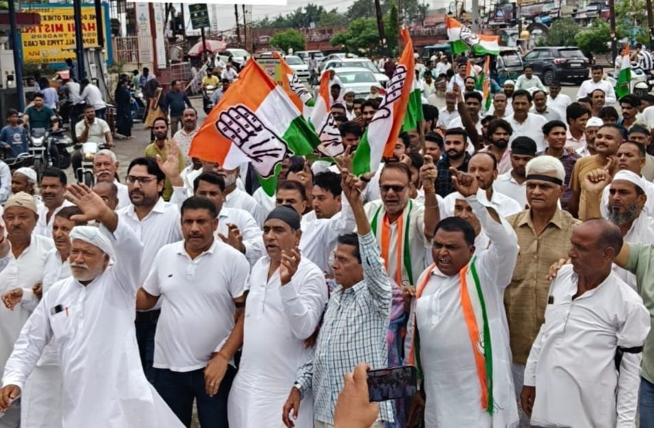वोट चोरी के आरोप को लेकर कांग्रेस पार्टी ने निकाला मार्च,पुतला फूंक दिया ज्ञापन
