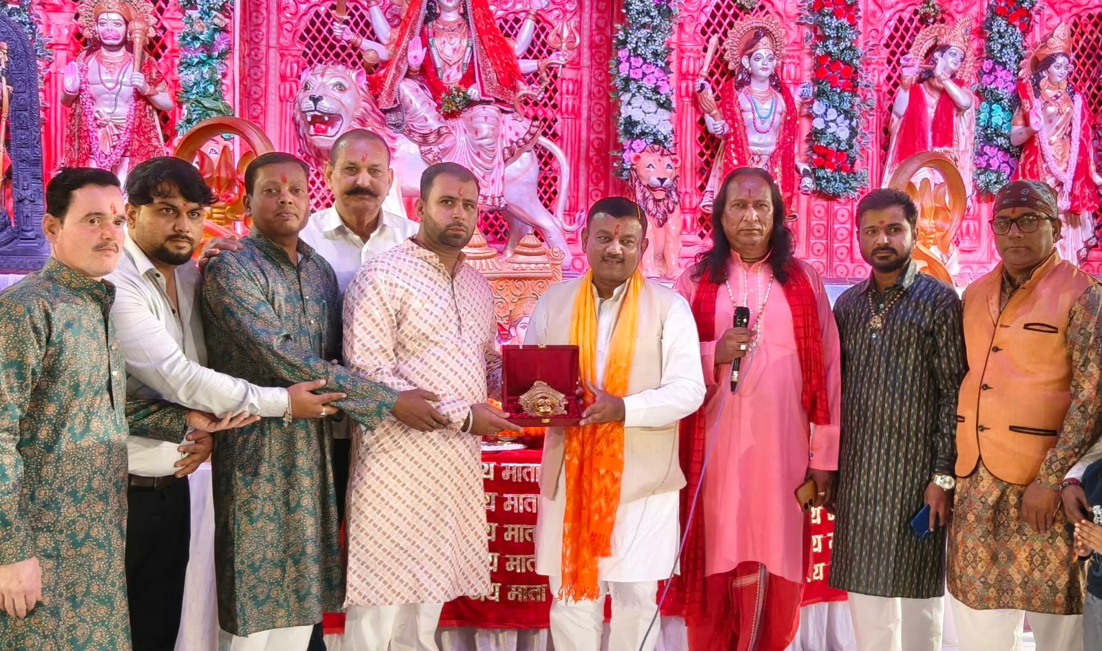 लालकुर्ती में मां दुर्गा के भव्य जागरण में पहुंचकर पूर्व मेयर गौरव गोयल ने पूजा-अर्चना कर लिया आशीर्वाद,की सुख व समृद्धि की कामना रुड़की।पूर्व मेयर गौरव गोयल ने नवरात्रि के प्रथम दिवस पर यूनाइटेड परिवार के संयोजन में लालकुर्ती स्थित हुए मां के जागरण में पहुंचकर मां दुर्गा का आशीर्वाद लिया तथा मां दुर्गा की पूजा कर नगरवासियों एवं क्षेत्रवासियों के लिए सुख-समृद्धि और खुशहाली की कामना की।मां दुर्गा की पूजा-अर्चना करते हुए उन्होंने विश्व कल्याण की कामना कर देर रात तक चले मां के सुंदर भजनों का आनंद लिया।बड़ी संख्या में जागरण में पहुंचकर भक्तजनों ने भी मां की पूजा कर उनका आशीर्वाद लिया तथा देर रात तक मां के भजनों का आनंद लिया।इस दौरान यूनाइटेड परिवार के सदस्यों द्वारा पूर्व मेयर गौरव गोयल का पटका एवं स्मृति-चिन्ह भेंट कर सम्मान किया गया।