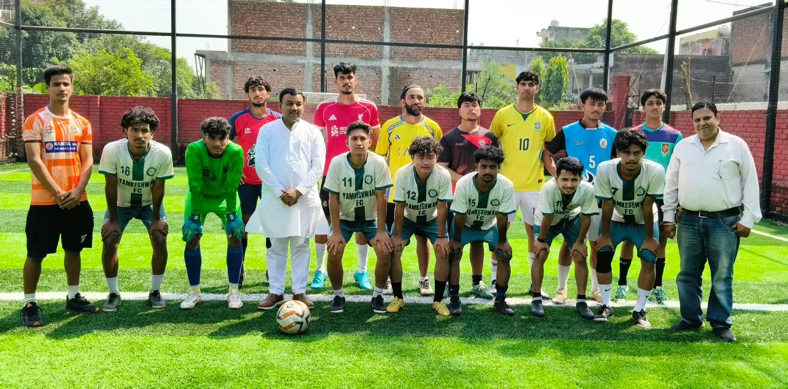 फुटबॉल प्रतियोगिता में विजयी खिलाड़ियों का पूर्व मेयर गौरव गोयल ने सम्मान कर किया उत्साह वर्धन,कहा क्षेत्रीय नहीं,बल्कि राष्ट्रीय व अंतरराष्ट्रीय स्तर पर बनाएं पहचान