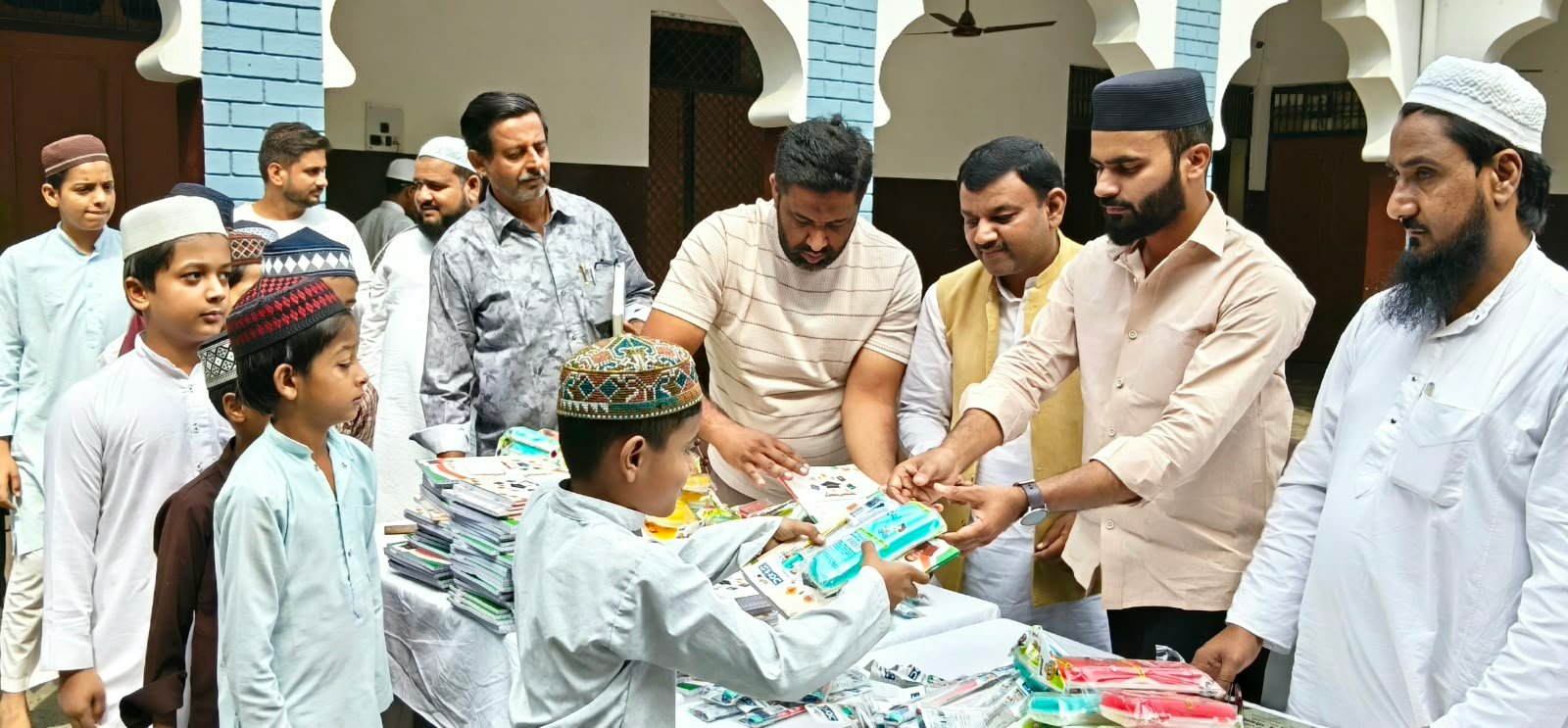 पूर्व मेयर गौरव गोयल ने पाठ्य सामग्री का किया वितरण कर शिक्षा के महत्व को समझाया