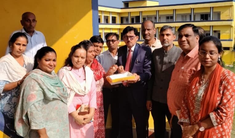 बीएसएम डिग्री कॉलेज को विश्वविद्यालय का दर्जा मिलने पर जताया हर्ष,शिक्षकों ने मिठाई खिलाकर एक दूसरे को दी बधाई